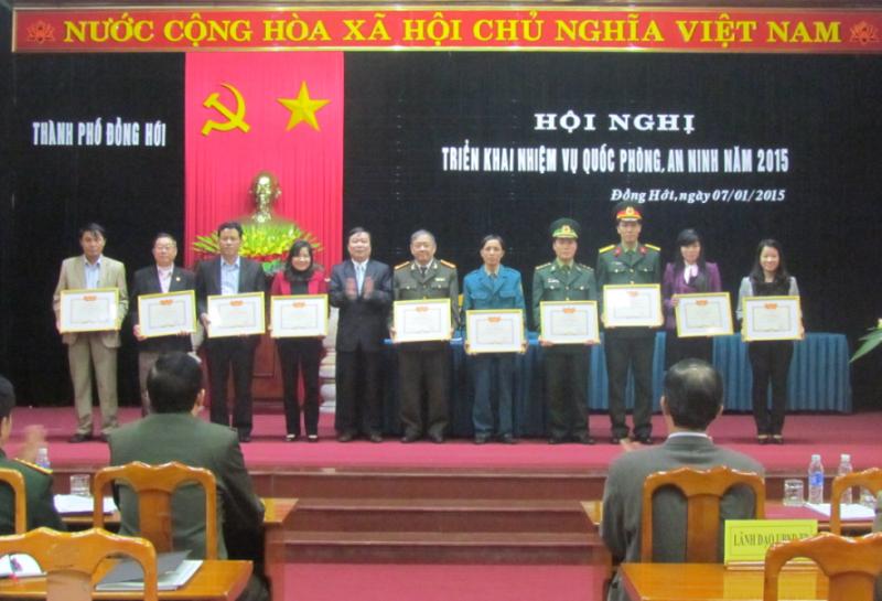 Đồng chí Chủ tịch UBND TP tặng giấy khen cho các tập thể có thành tích xuất sắc trong thực hiện nhiệm vụ QP-AN năm 2014