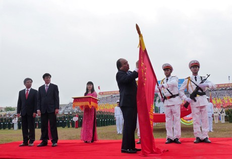 Thay mặt lãnh đạo Đảng, Nhà nước, Phó Thủ tướng Nguyễn Xuân Phúc trao Huân chương Hồ Chí Minh cho Đảng bộ, chính quyền và nhân dân tỉnh Quảng Bình. Ảnh: VGP/Thế Phong