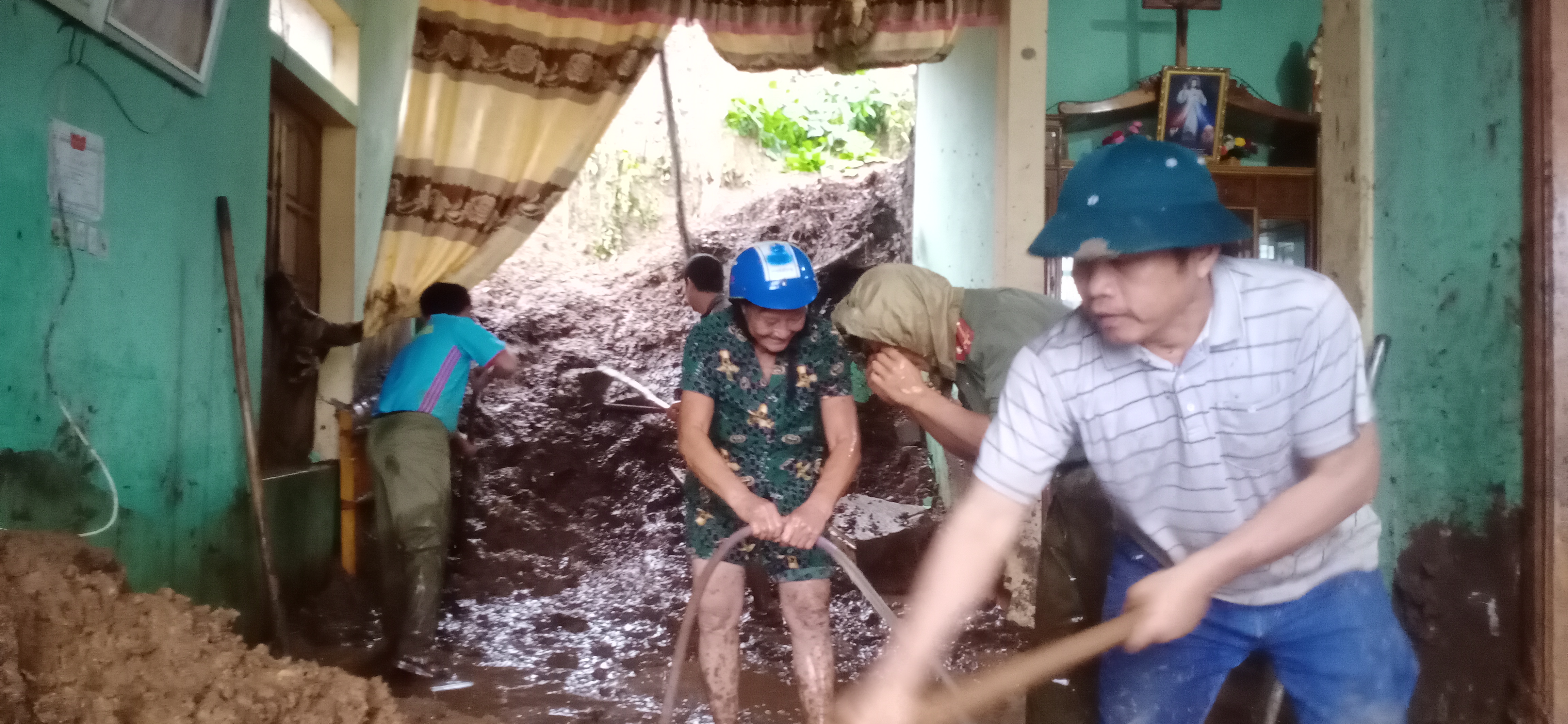  Cảnh dọn dẹp vệ sinh sau vụ sạt lỡ đất 